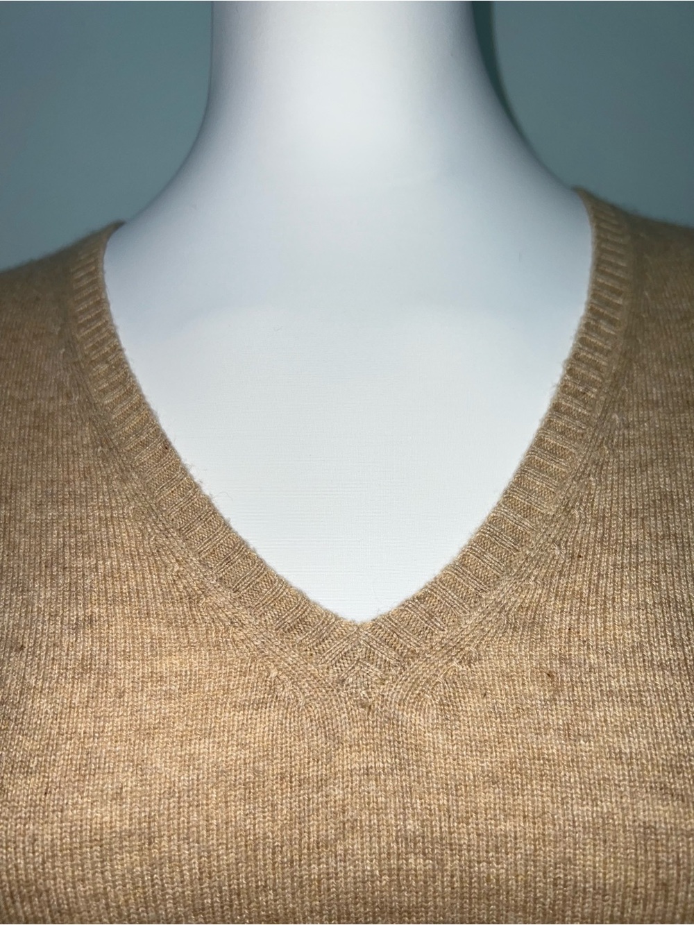Henri Bendel 100% Cashmere Sweater Medium Camel Beige V Neck Luxury Knit - Picture 5 of 8